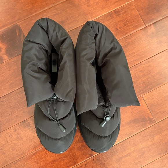 NWOT H & M Black Puffer Ankle Boots - Picture 8 of 8